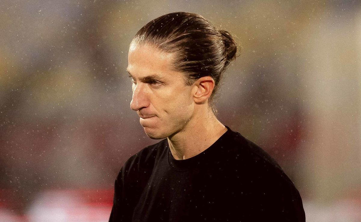 Filipe Luís chama jogadores do Flamengo para reunião e quer foco total na partida contra o Racing, na Argentina
