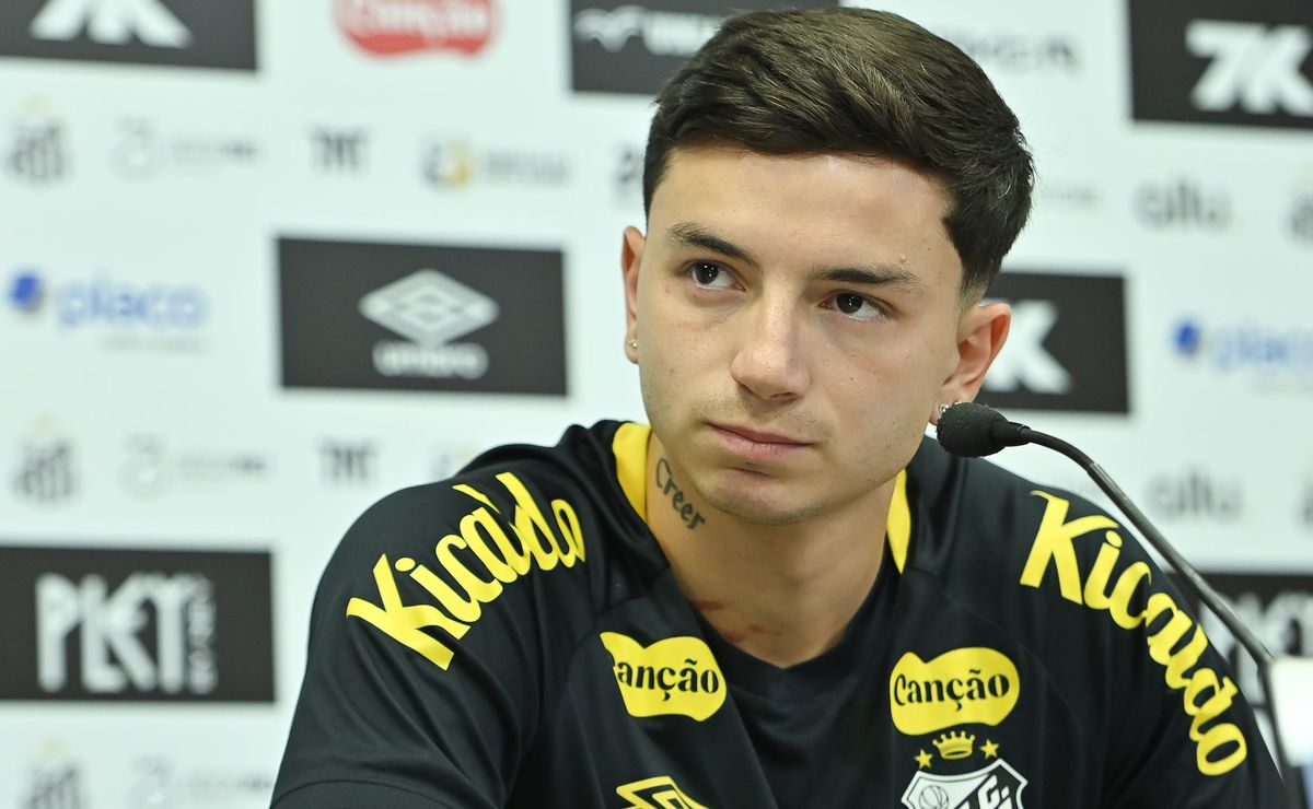 Barreal recebe interessados para jogar na Argentina, mas decide permanecer no Santos pela boa fase na Vila