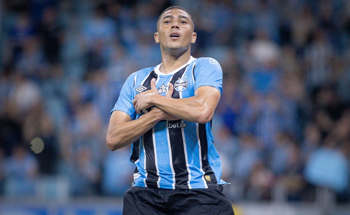 Carlos Vinícius deixa Pavón e Cristian Olivera no chinelo e tem protagonismo exposto no Grêmio