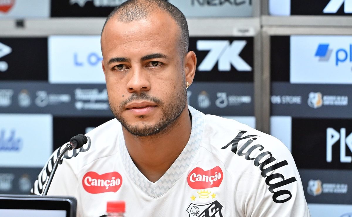 Mayke vira reserva com Vojvoda no Santos e trabalha duro para voltar ao time titular