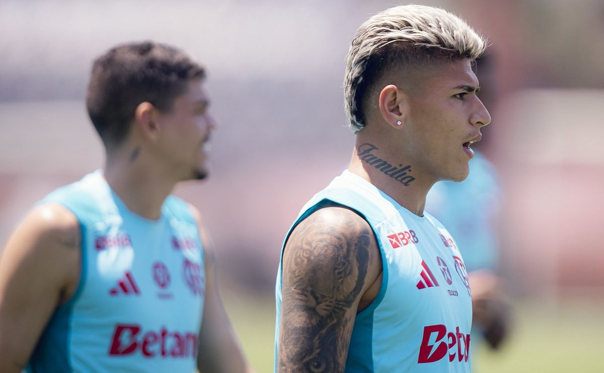 Casagrande indica Bruno Henrique, Carrascal e Luiz Araújo como o trio ofensivo do Flamengo contra o Racing