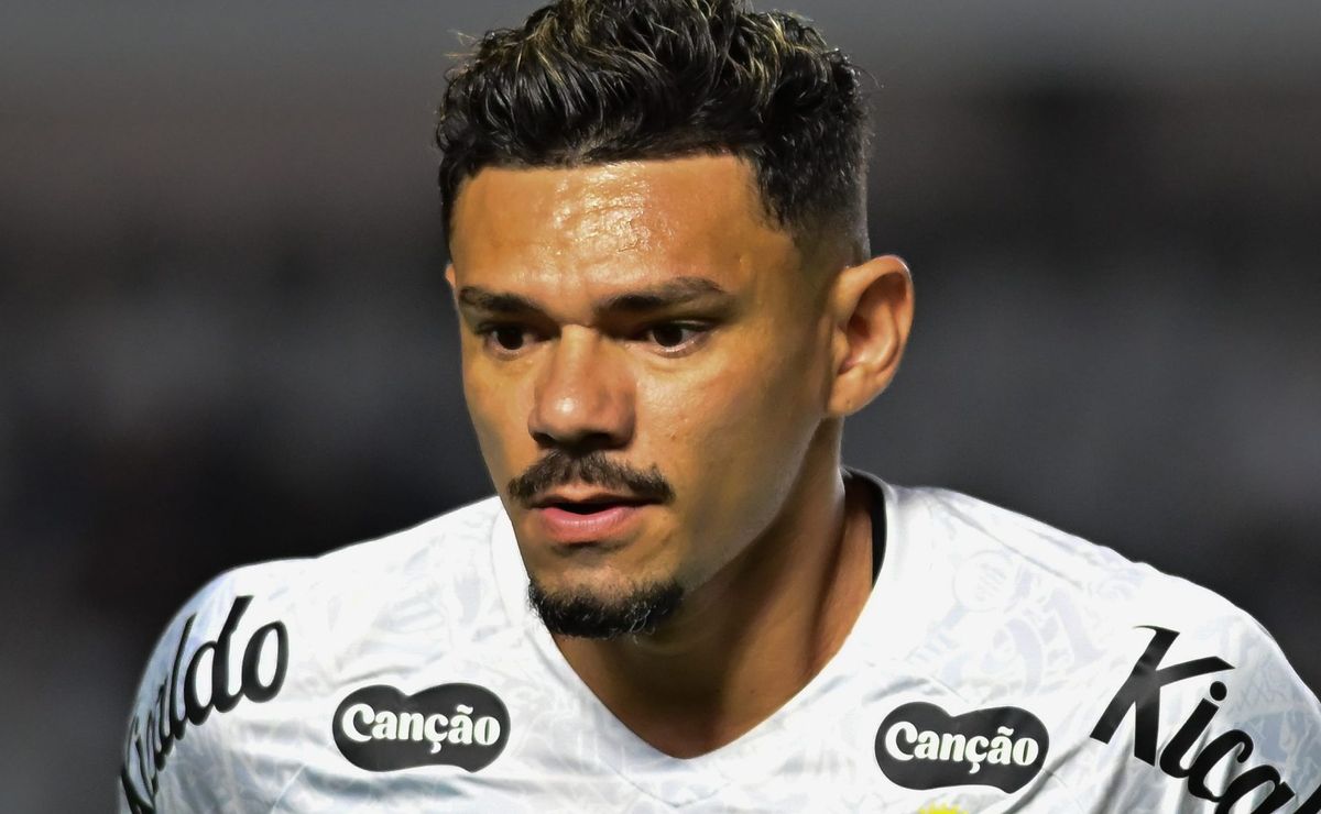 Tiquinho Soares faz parte dos planos de Vojvoda por falta de opções no ataque do Santos