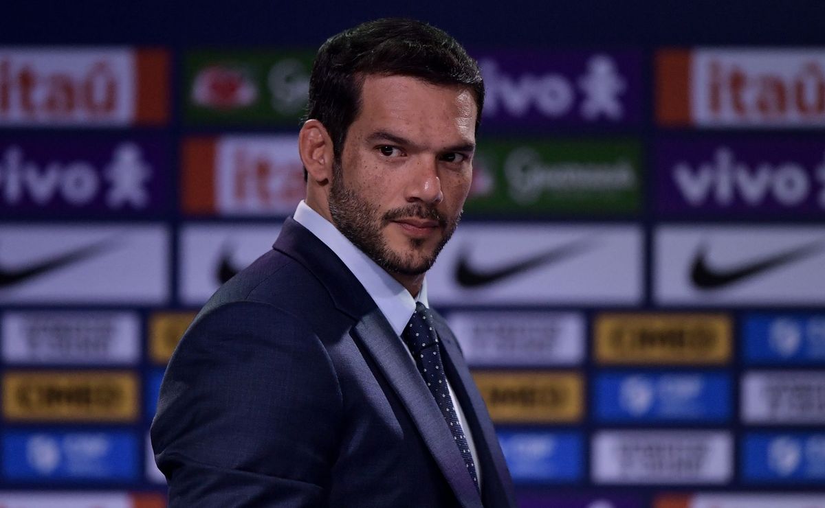 Samir Xaud, presidente da CBF, reconhece os erros e promete mudanças na arbitragem brasileira.