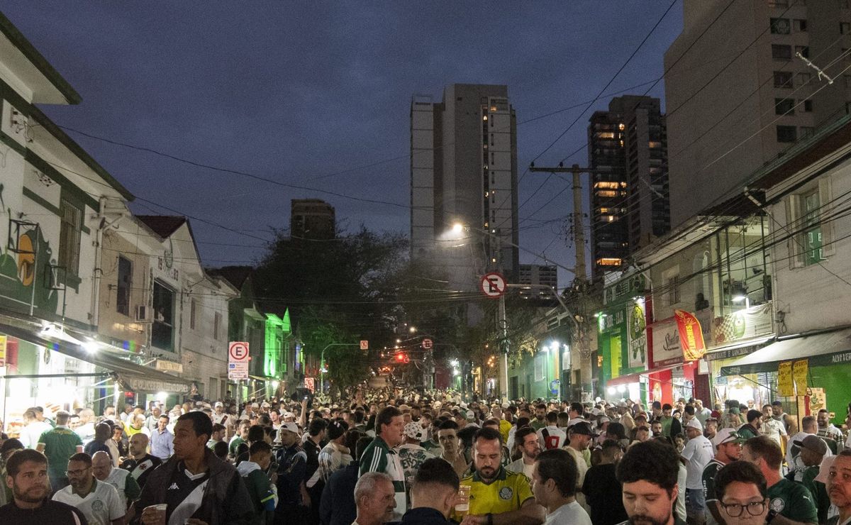 Torcida do Palmeiras faz festa na porta do Allianz e empurra time às vésperas de decisão contra a LDU