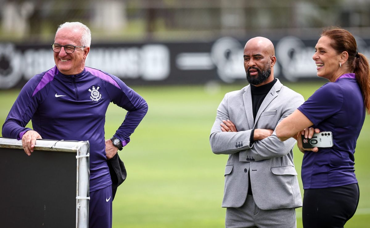 Dorival e Fabinho Soldado acompanham treino do Corinthians feminino no CT Joaquim Grava