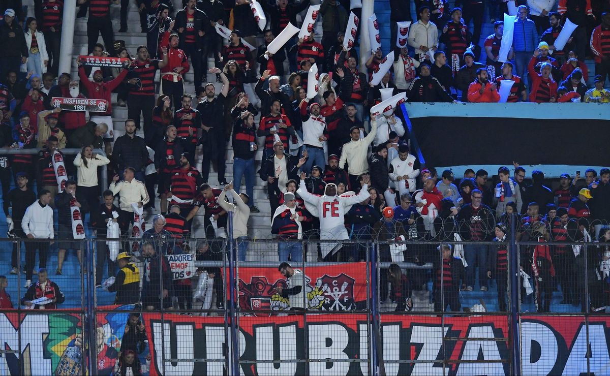 Torcida do Flamengo faz festa no El Cilindro antes do duelo contra o Racing pela Libertadores