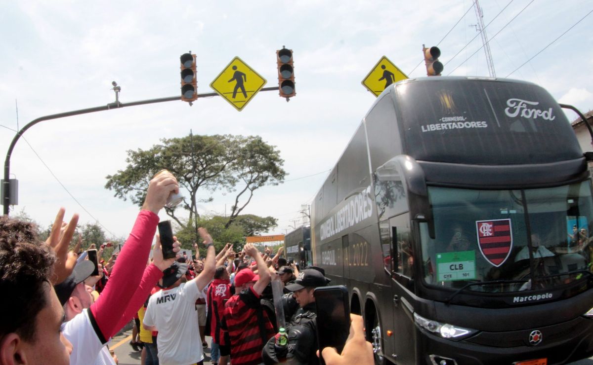 Racing x Flamengo pela Libertadores é adiado em 20 minutos por atraso de ônibus do CRF