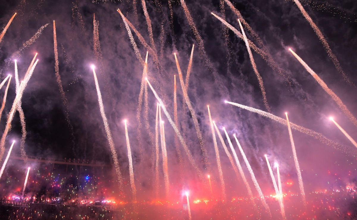 Fogos da torcida do Racing causam fumaça densa e adiam início de Racing x Flamengo em Avellaneda