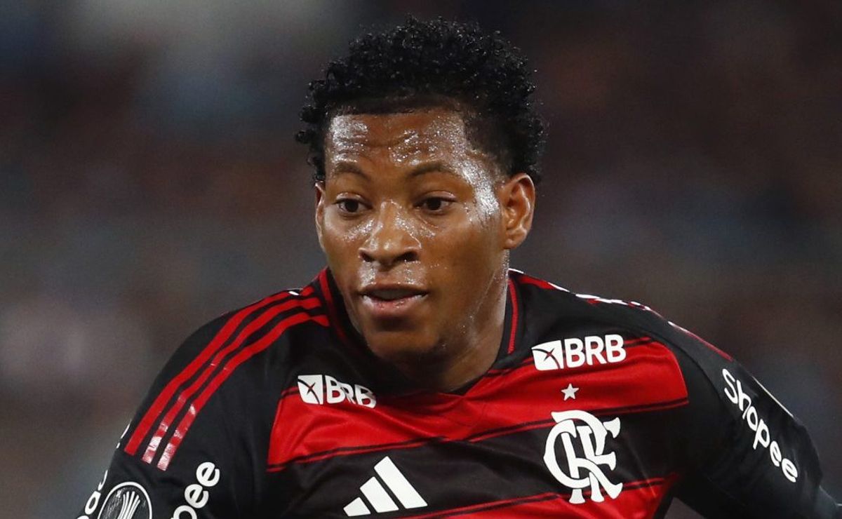 Gonzalo Plata se revolta com árbitro Piero Maza após falta não marcada em Racing x Flamengo