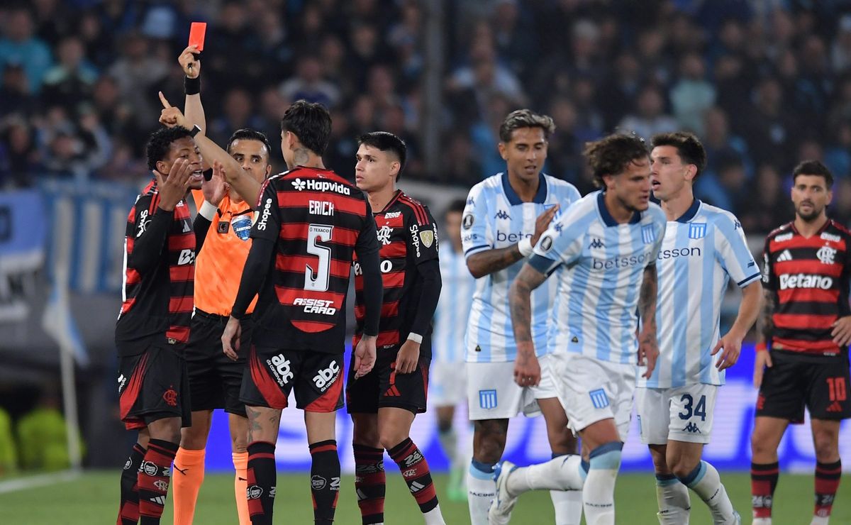 Jornalista argentino vê ‘manipulação’ do árbitro após expulsão de Plata em Racing x Flamengo