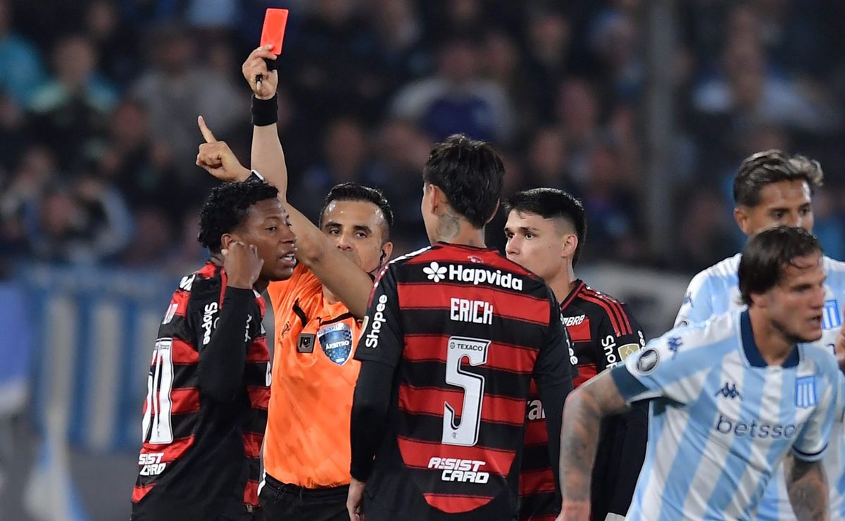 Expulsão de Plata e reclamações marcam arbitragem polêmica de Piero Maza em Racing x Flamengo pela Libertadores