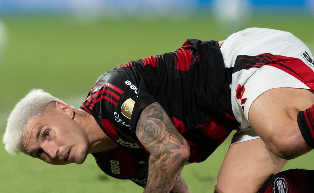 Racing pede pênalti após mão na bola de Varela, e reclamação com a arbitragem é intensa