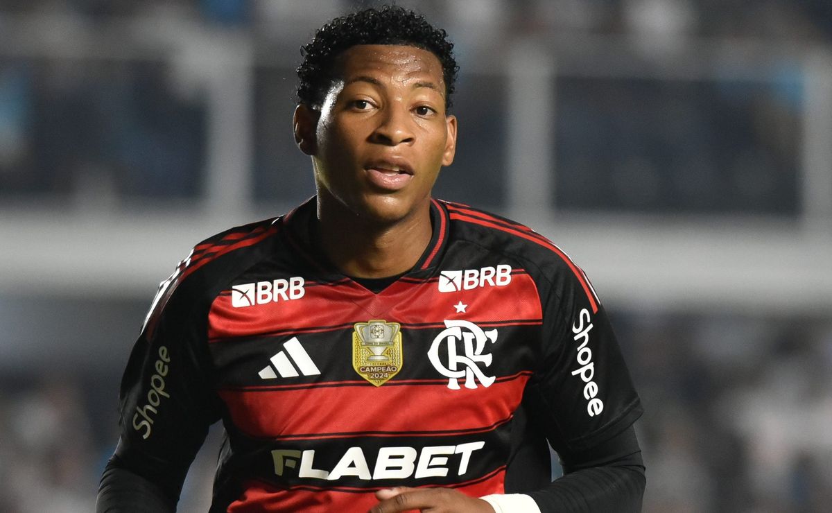 Plata se frustra após expulsão na Libertadores e fica revoltado no vestiário do Flamengo