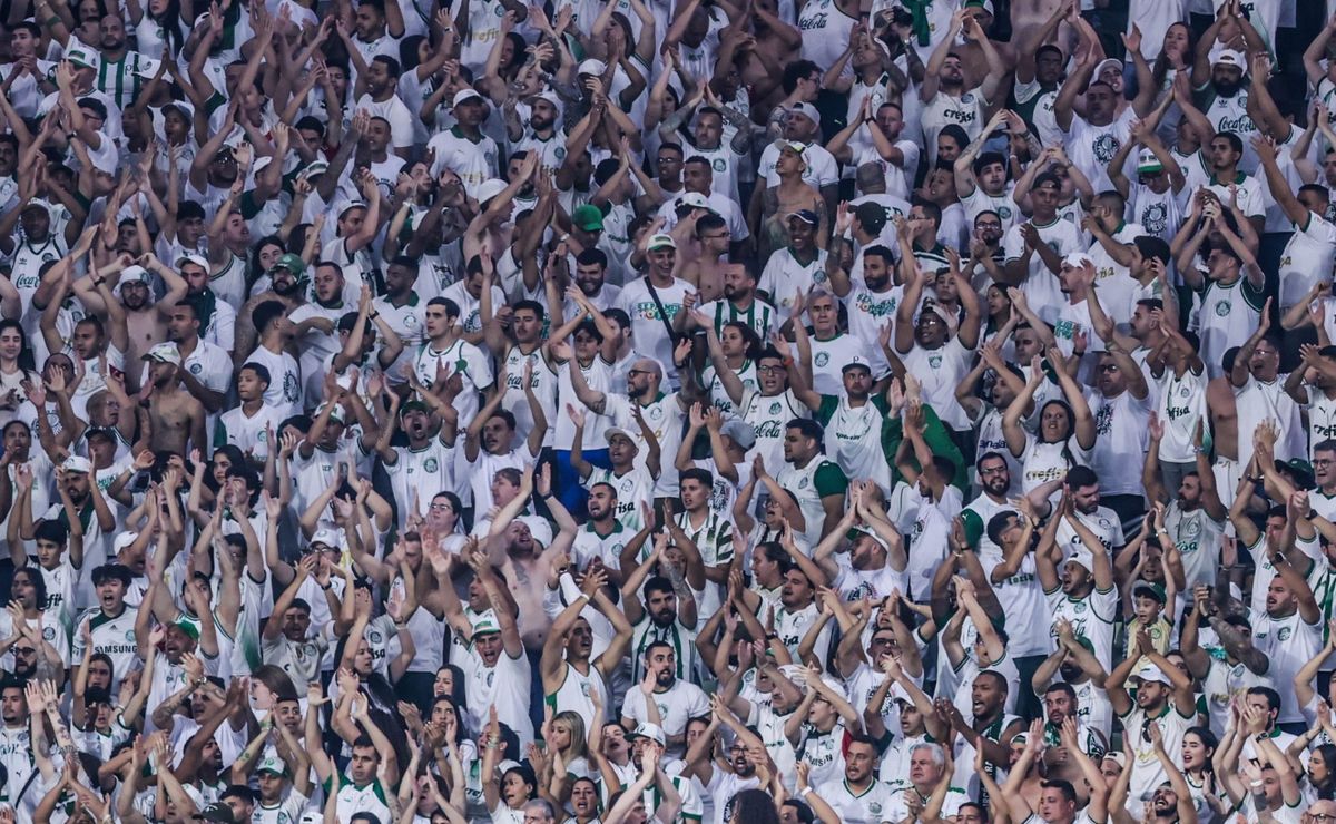 Torcida do Palmeiras faz grande festa para o elenco, que passa de ônibus dentro do famoso ‘Corredor Alviverde’