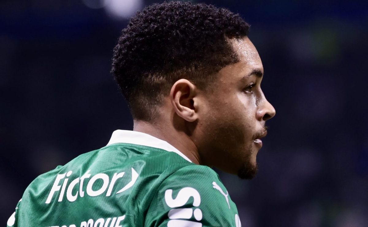 Vitor Roque perde chance inacreditável em Palmeiras x LDU após gol de Sosa