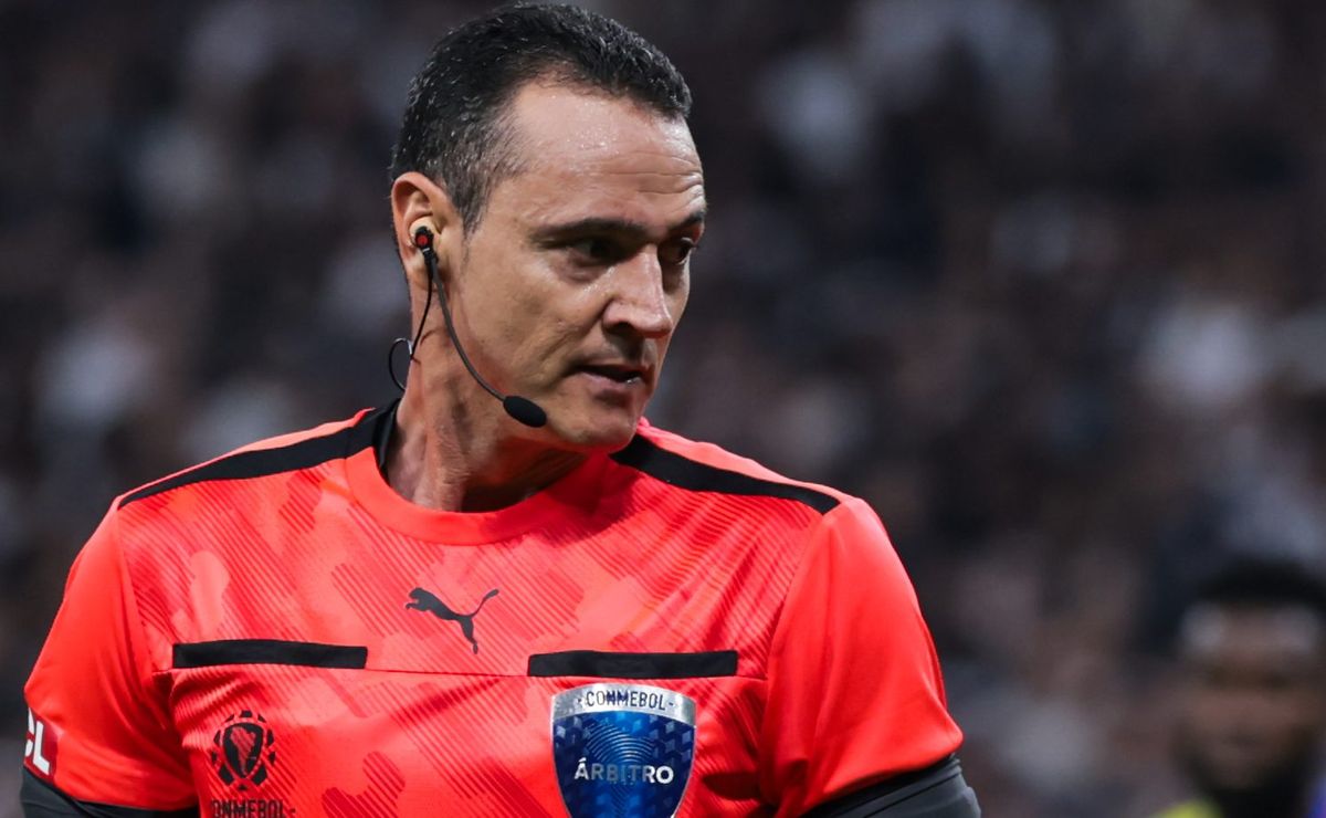 Torcida do Palmeiras reclama de Wilmar Roldán por pênalti não marcado contra LDU