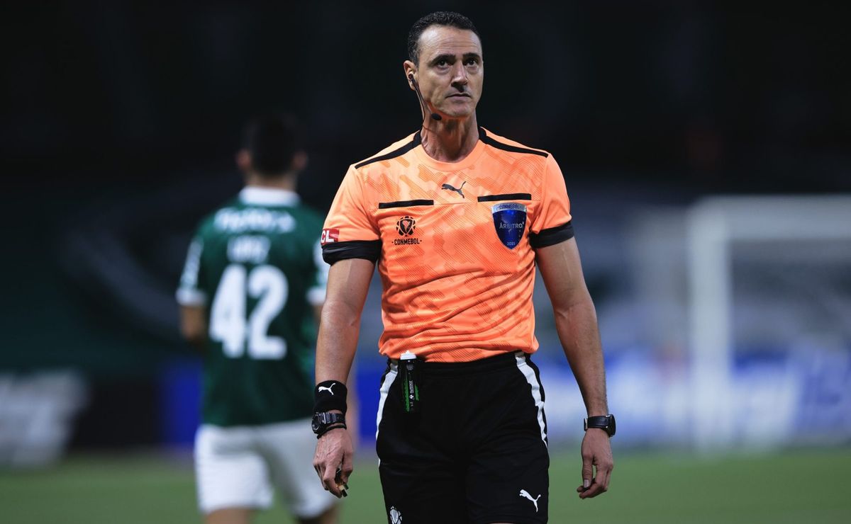 Árbitro Wilmar Roldán é criticado por decisões durante Palmeiras x LDU na Libertadores