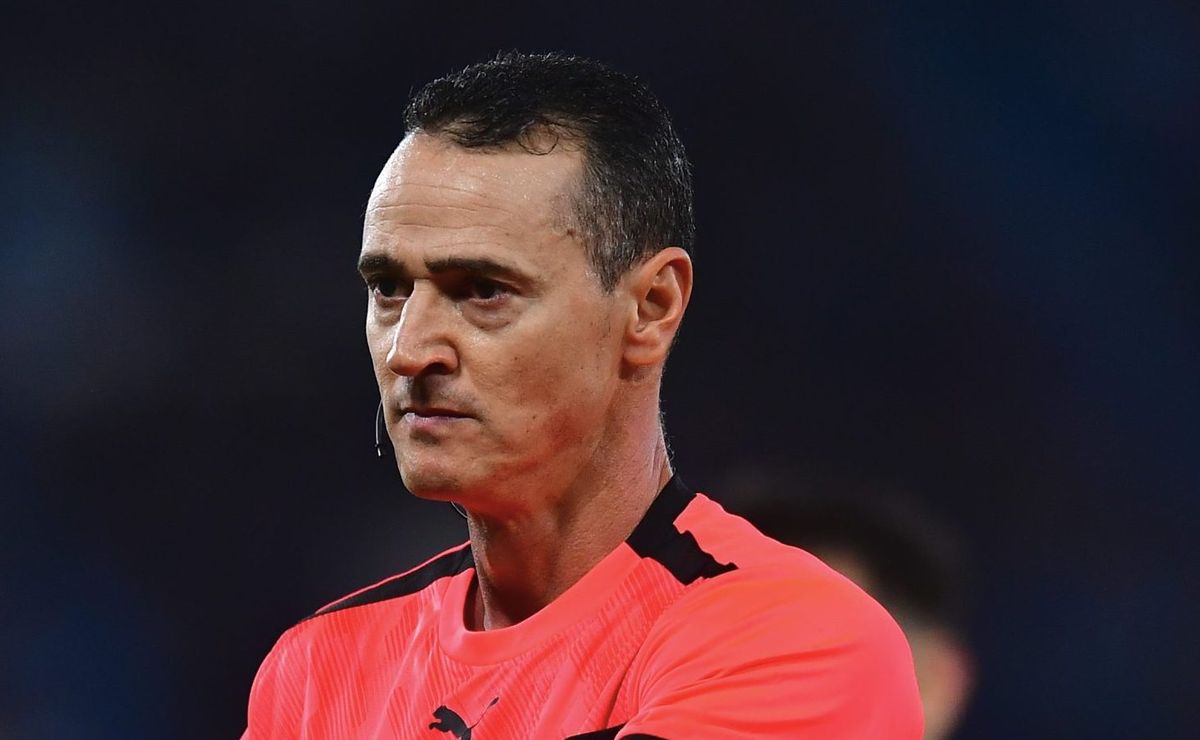 Arbitragem de Wilmar Roldán em Palmeiras x LDU chama atenção por critério em faltas e decisões sem VAR