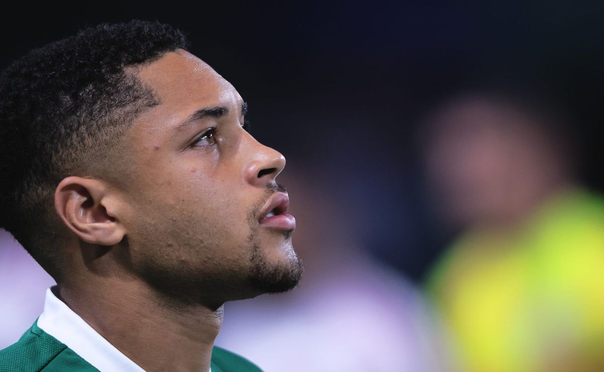 Vitor Roque levou 3º cartão amarelo, mas está liberado para jogar final da Libertadores pelo Palmeiras