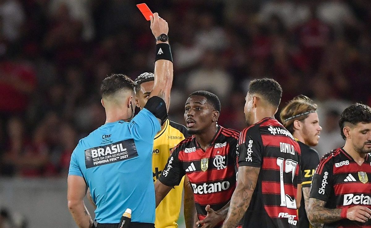 Áudio do VAR justifica expulsão de Evertton Araújo em Flamengo x Sport e reacende polêmica sobre critério