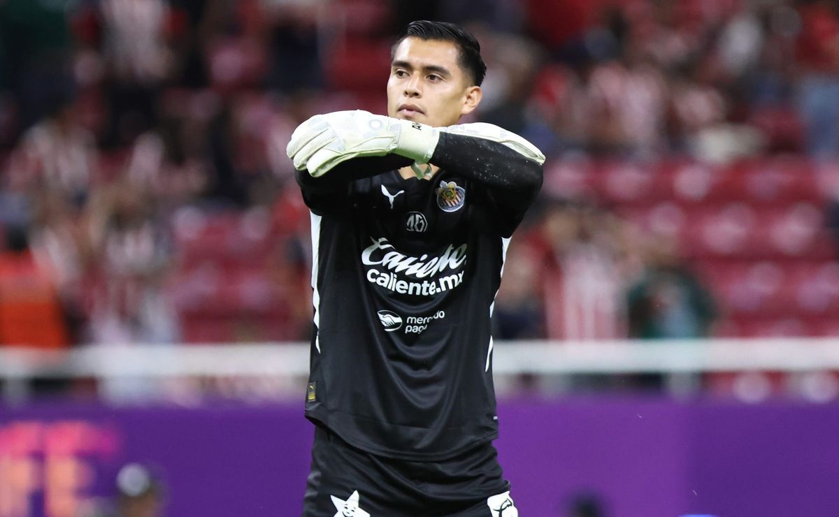 El gesto de Raúl Rangel en el vestidor de Chivas tras su grave error ...