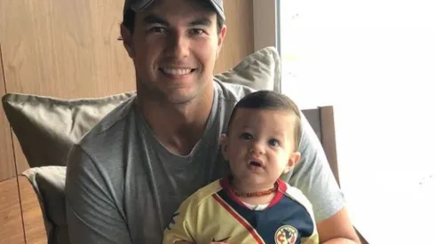 Pérez posa con su pequeño hijo, ya con el escudo del más grande de México