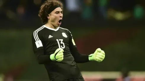 Guillermo Ochoa recibió playera del América en Bélgica.