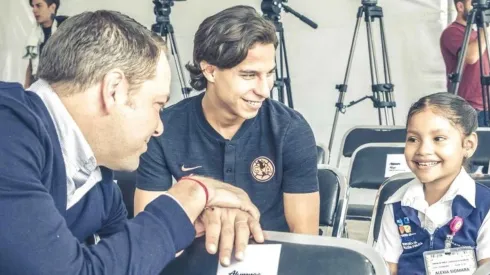 El plantel visitó una escuela rehabilitada con la taquilla de Clásico Nacional del Apertura 2017.