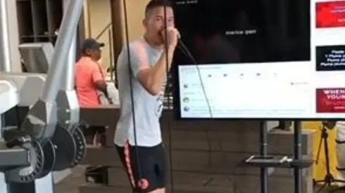 Uribe demostró que como cantante, es un gran futbolista