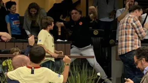 Azcárraga festejando el gol de Ibargüen.