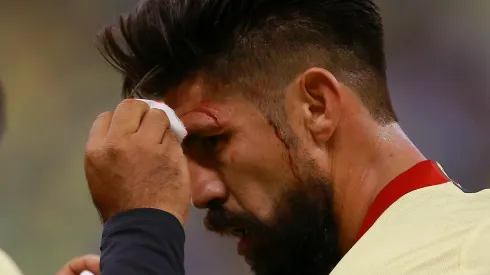 Oribe Peralta se partió la frente en el Clásico Nacional.