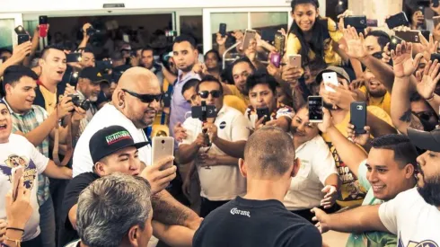 Miles de fanáticos llegaron al Aeropuerto de Matamoros.