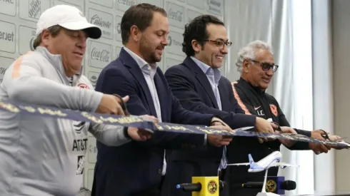 Directiva y cuerpo técnico cortaron el listón de la nueva sala de prensa.