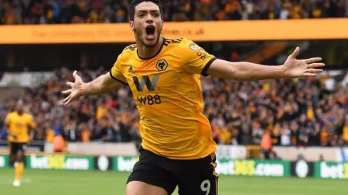 Raúl Jiménez sorprendió al fanático con un llamado y un regalo.