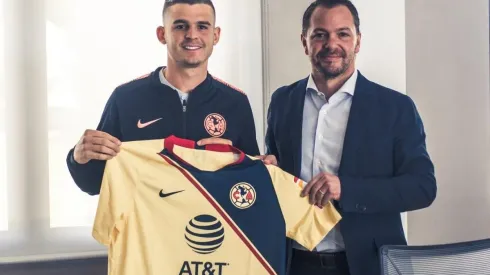 Benedetti ya posó con la playera del América.