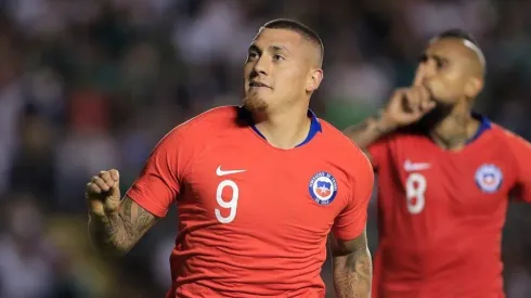 Castillo celebrando con la Selección Chilena.