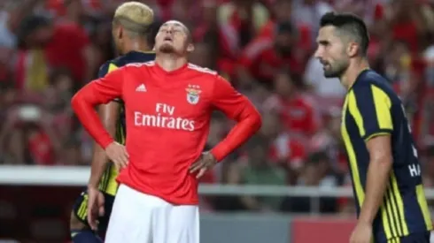 Castillo lamentando con la playera del Benfica.