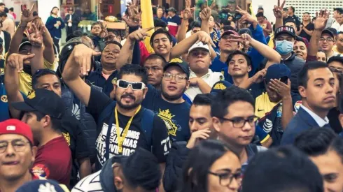 La afición azulcrema recibió a Nico Castillo en el aeropuerto.