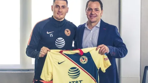 El delantero internacional chileno fue presentado este lunes como refuerzo