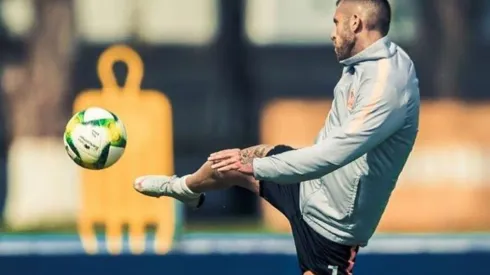 Ménez todavía tiene para un mes más de recuperación.