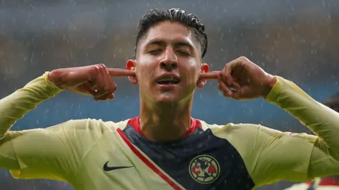 Edson Álvarez celebrando su gol.
