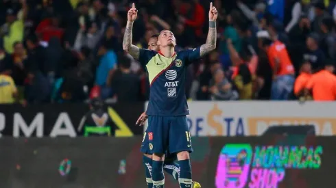 Nicolás Castillo celebró su anotación mirando al cielo.