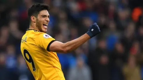 Raúl Jiménez celebrando su anotación ayer.