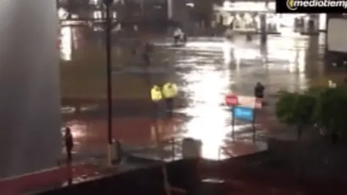 Aficionados llegando al Azteca.