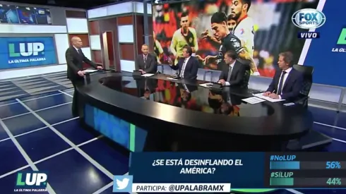 Panelista de LUN debatiendo de América.