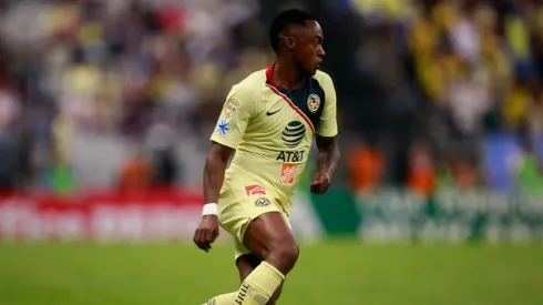 Renato Ibarra con la playera del América.