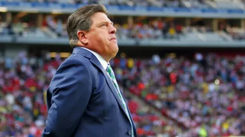 Miguel Herrera en el Clásico Nacional frente a Chivas.