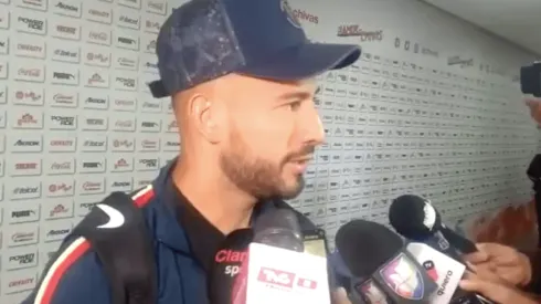 Emanuel Aguilera dialogando con los medios de comunicación.