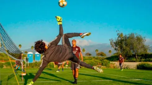 Memo Ochoa y una pirueta acrobática en la práctica del Tri.