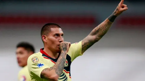 Nico Castillo se fotografió con 2 niños del América en San Diego.